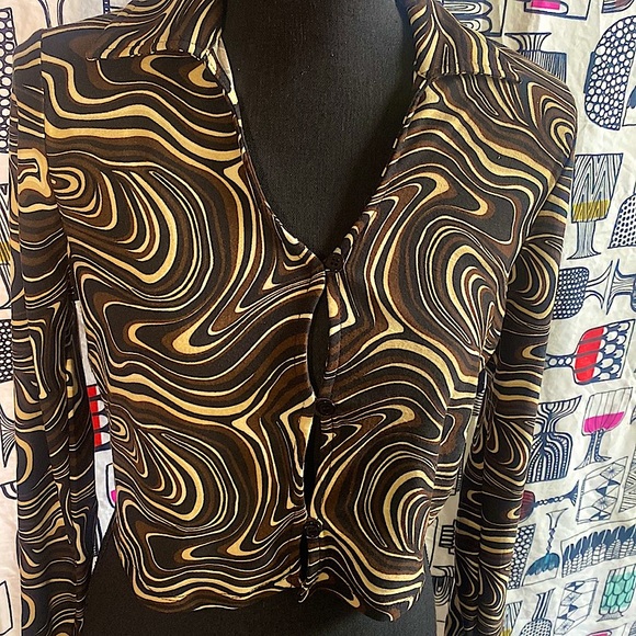 Long-Sleeve Contemporary Print Button-Front Crop Top - Picture 2 of 6